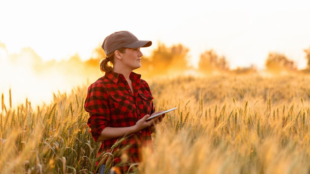 Landwirtin im Getreide mit Tablet